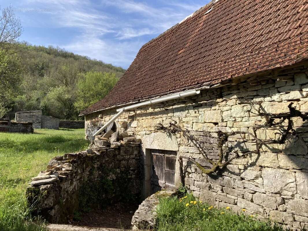 Unique dans le secteur de la vallée du Célé : magnifique ancienne ferme avec pigeonnier à rénover entièrement, située sur un ter - photo 12