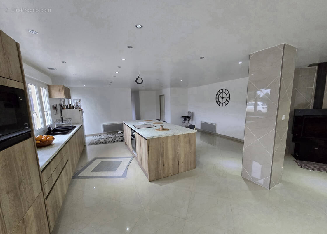 Maison à FEUQUIERES-EN-VIMEU