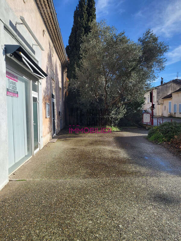 Commerce à JONQUIERES