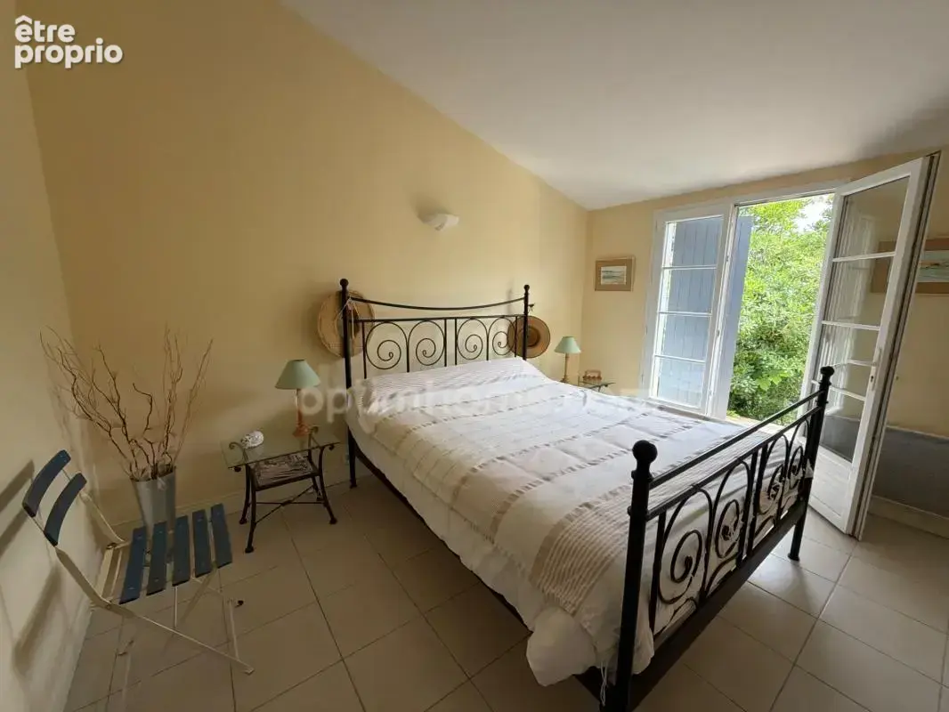 Unique à loix –en zone non submersible–jardin clos -parking privé - photo 8