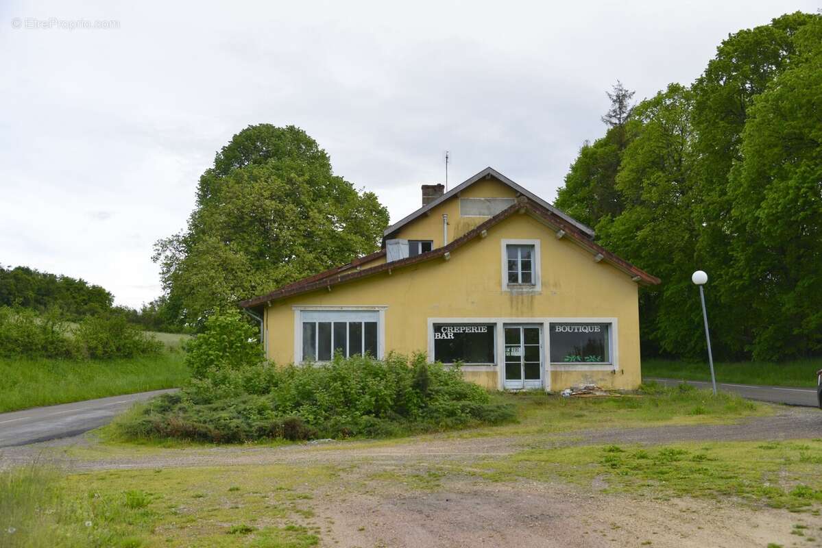 Façade - Commerce à TOURNUS