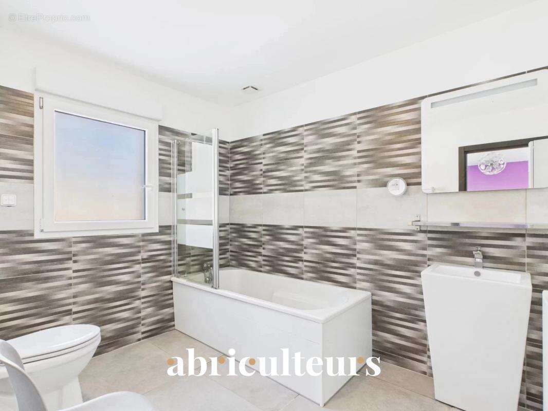 Maison à BAGNOLS-EN-FORET