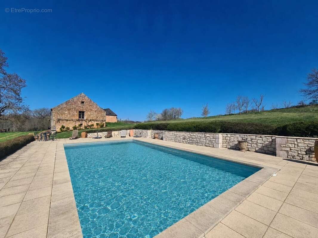 Propriété de caractère en pierre avec maison d'amis, piscine et 12 hectares de terrain à Dégagnac (Lot) - photo 2