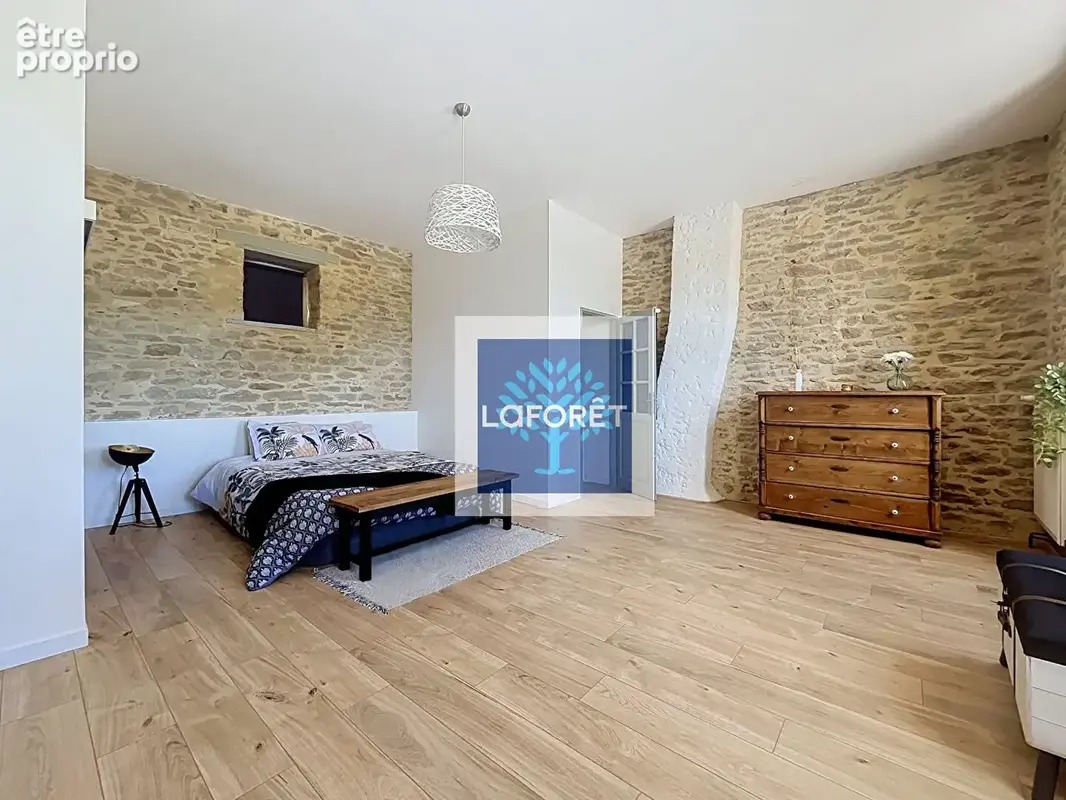 Maison en pierre  de 230 m² avec piscine et dépendances - photo 8