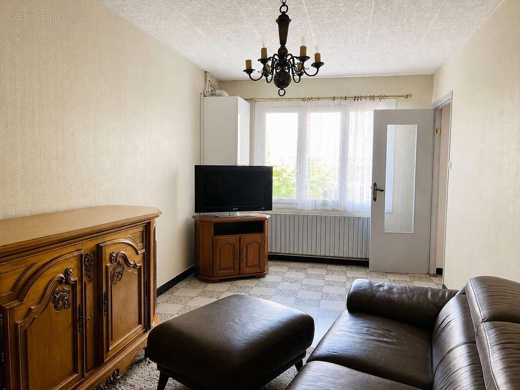 Retouché avec IA - Maison à MARCILLOLES