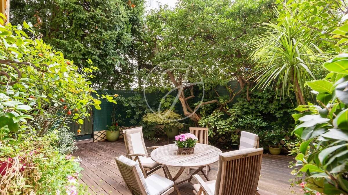 Appartement à PARIS-16E