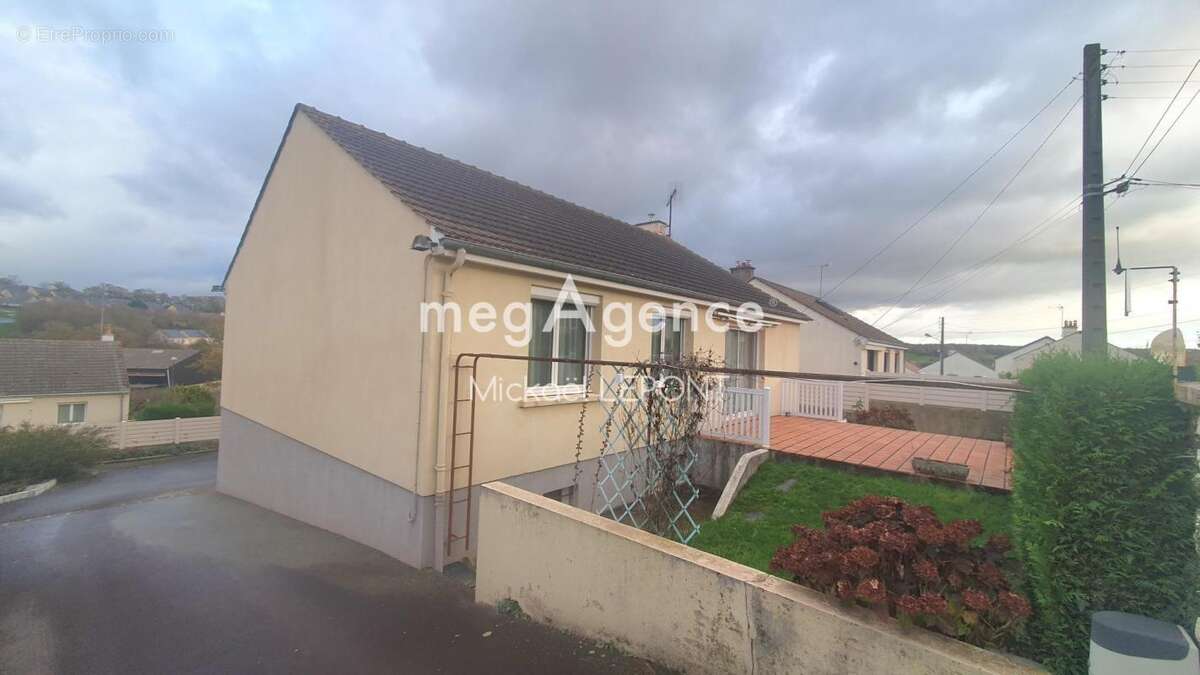 Maison à LE GENEST-SAINT-ISLE