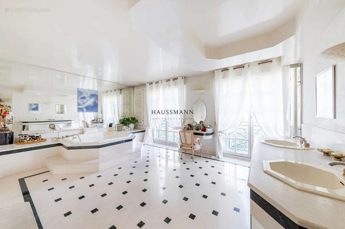 Appartement à NEUILLY-SUR-SEINE