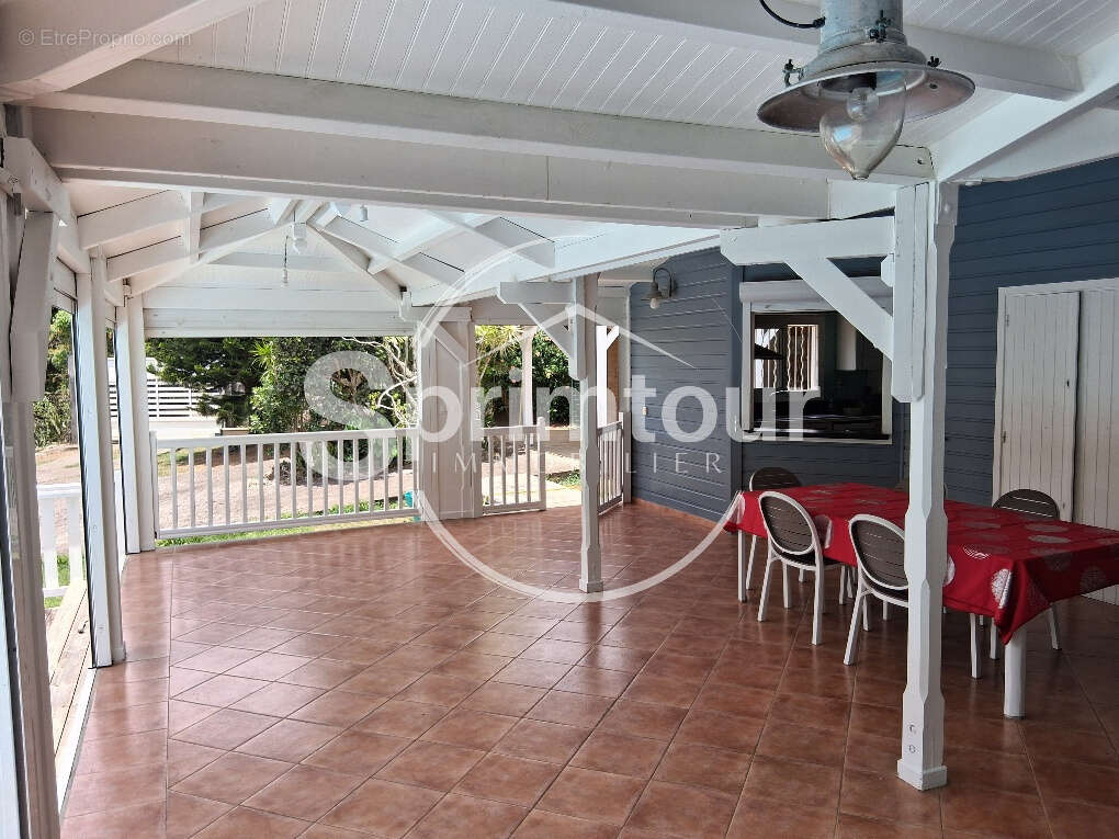 - BAIE-MAHAULT   secteur de Plaisance -belle villa en bois T4 avec piscine - photo 2
