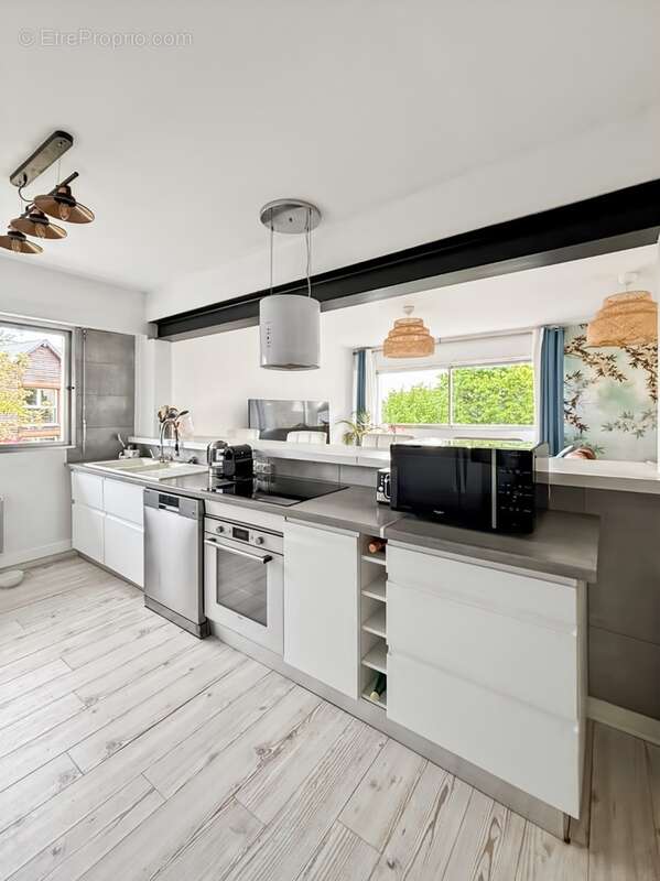 Maison de ville de 106,9 M² avec bel espace de vie, 3 chambres, terrasse et véranda au cœur de Granville ! - photo 3