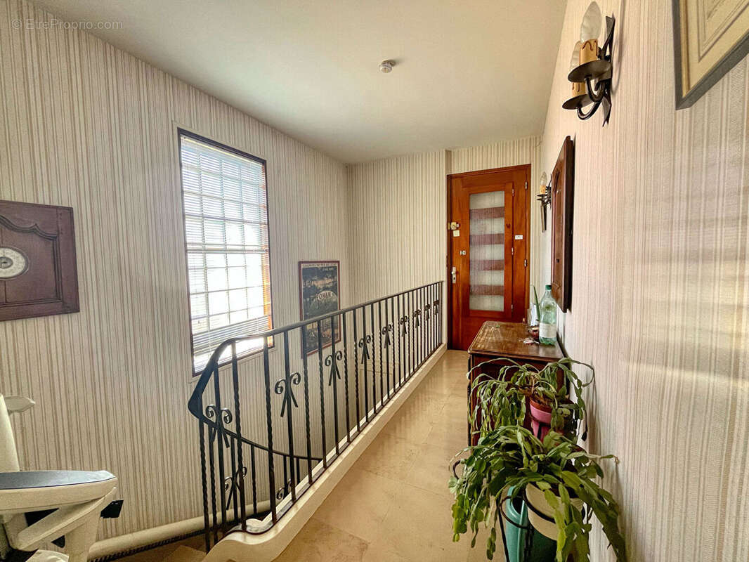 ROYAN - À seulement 800 m du marché, spacieuse maison familiale de 171 m² - photo 12