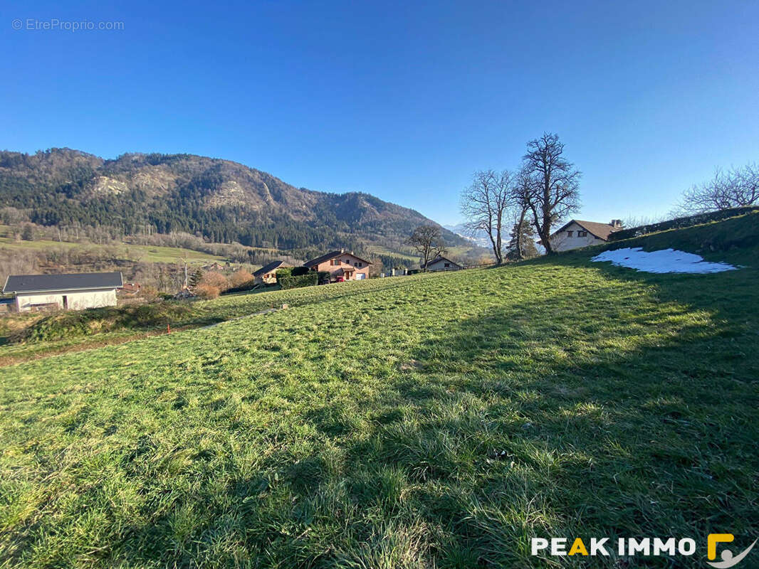 FILLINGES - Terrain constructible de 797 m2 - photo 2