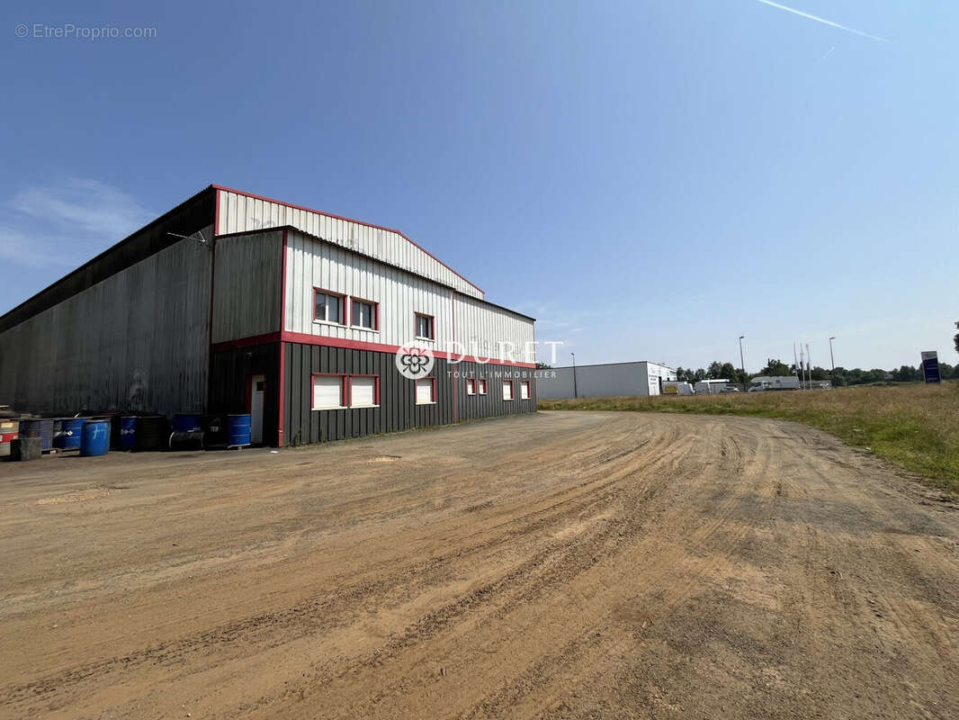 Commerce à BEAULIEU-SOUS-LA-ROCHE