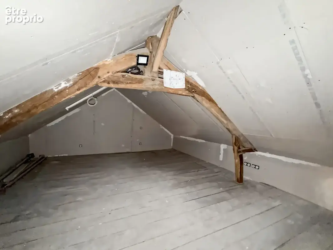 grenier isolé de 37M2 prévoir velux