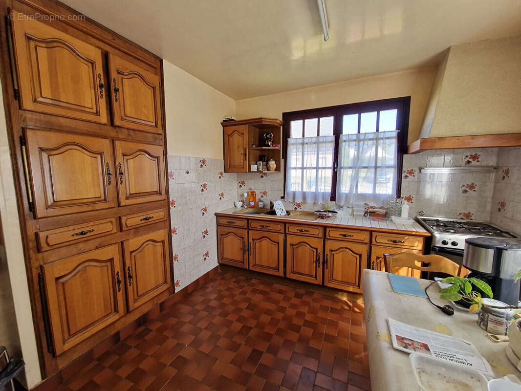 Maison à vendre - Rogerville - 121 m² - 4 chambres - sous-sol complet - photo 4