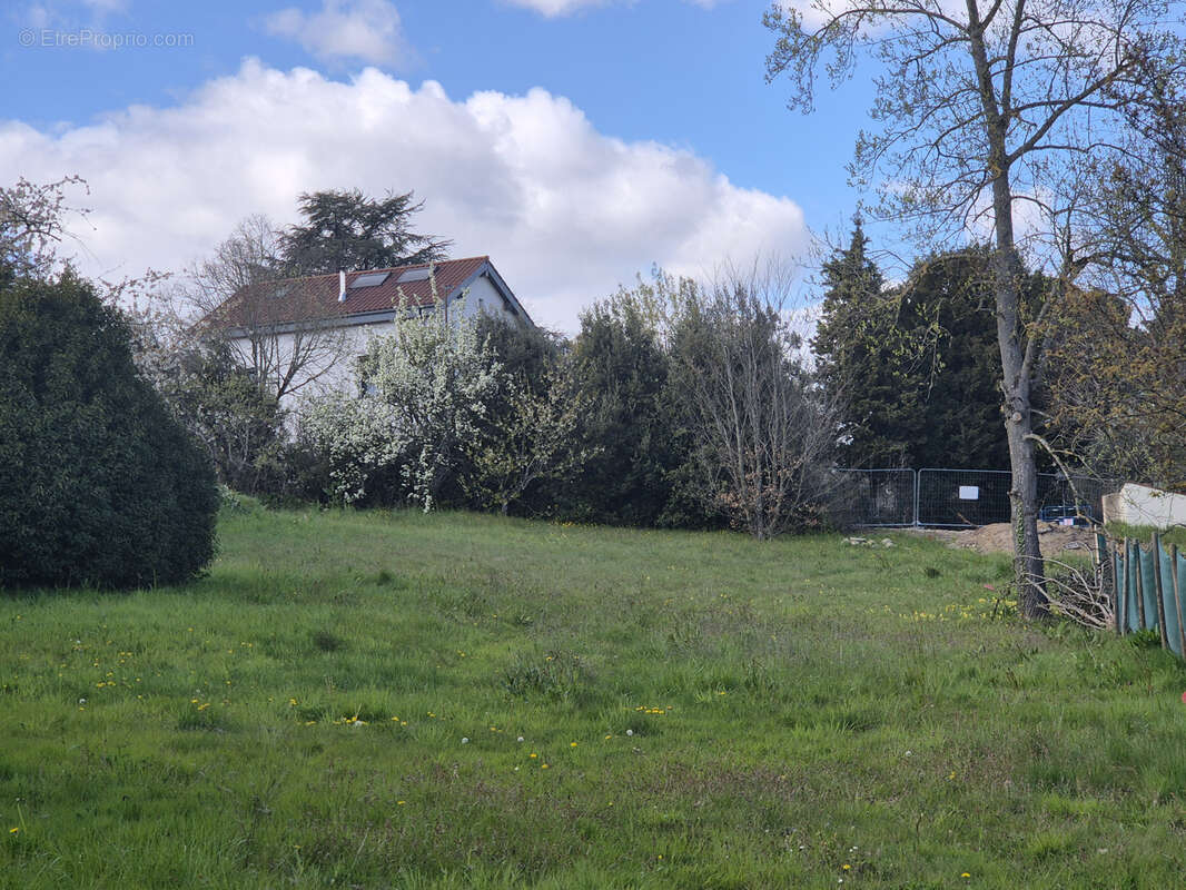 Terrain à CHARBONNIERES-LES-BAINS
