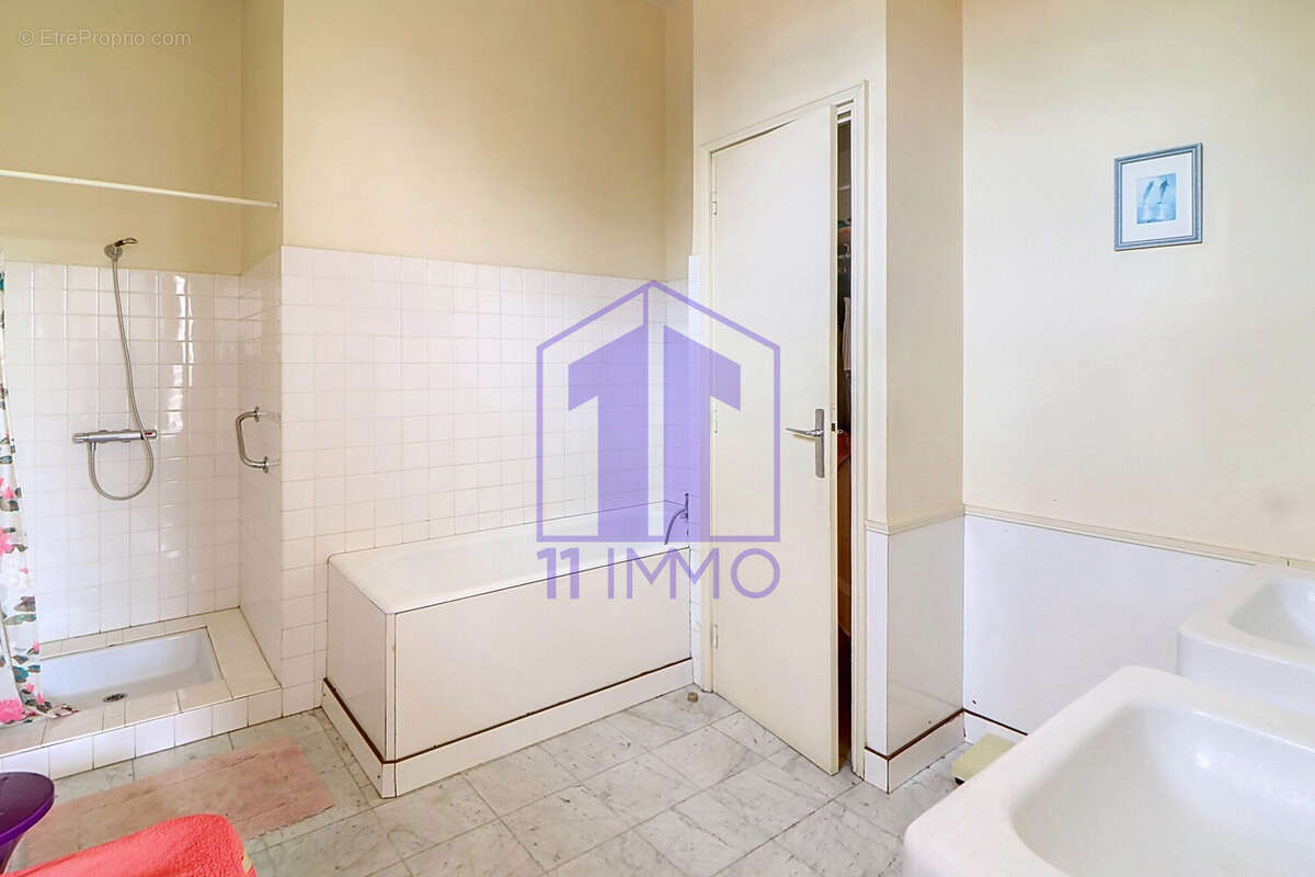 Salle de bains chambre 1 - Maison à PENNAUTIER