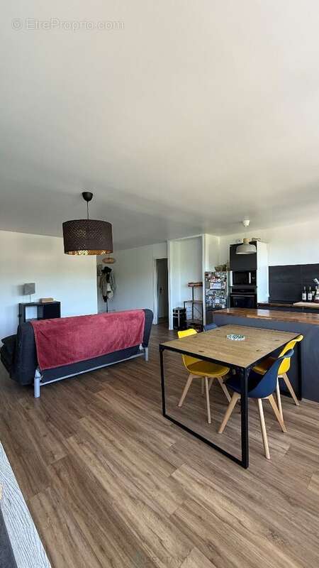 COUP DE CUR  Appartement 4 pièces entièrement rénové, lumineux, avec balcon et parking - photo 4