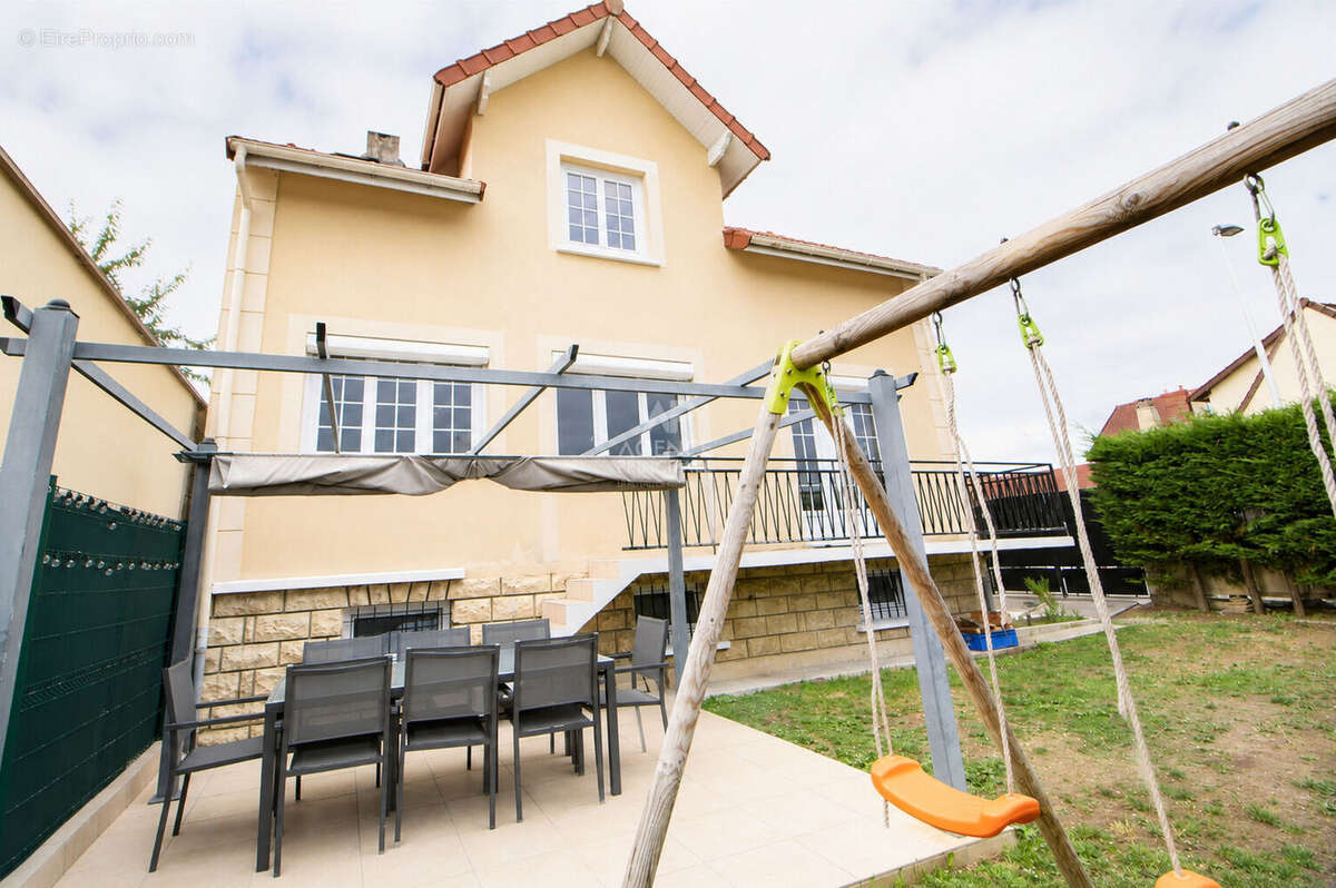 Maison à CHANTELOUP-LES-VIGNES