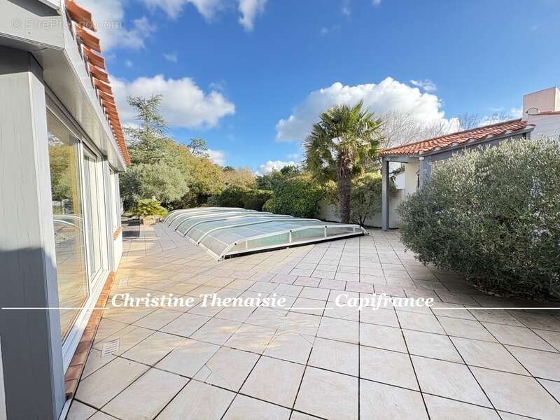 Maison à vendre 5 pièces - Plain-Pied - 3 chambres - 2 salles d'eau - 3 wc - Piscine couverte - 2 garages SAINT HILAIRE DE RIEZ  - photo 10