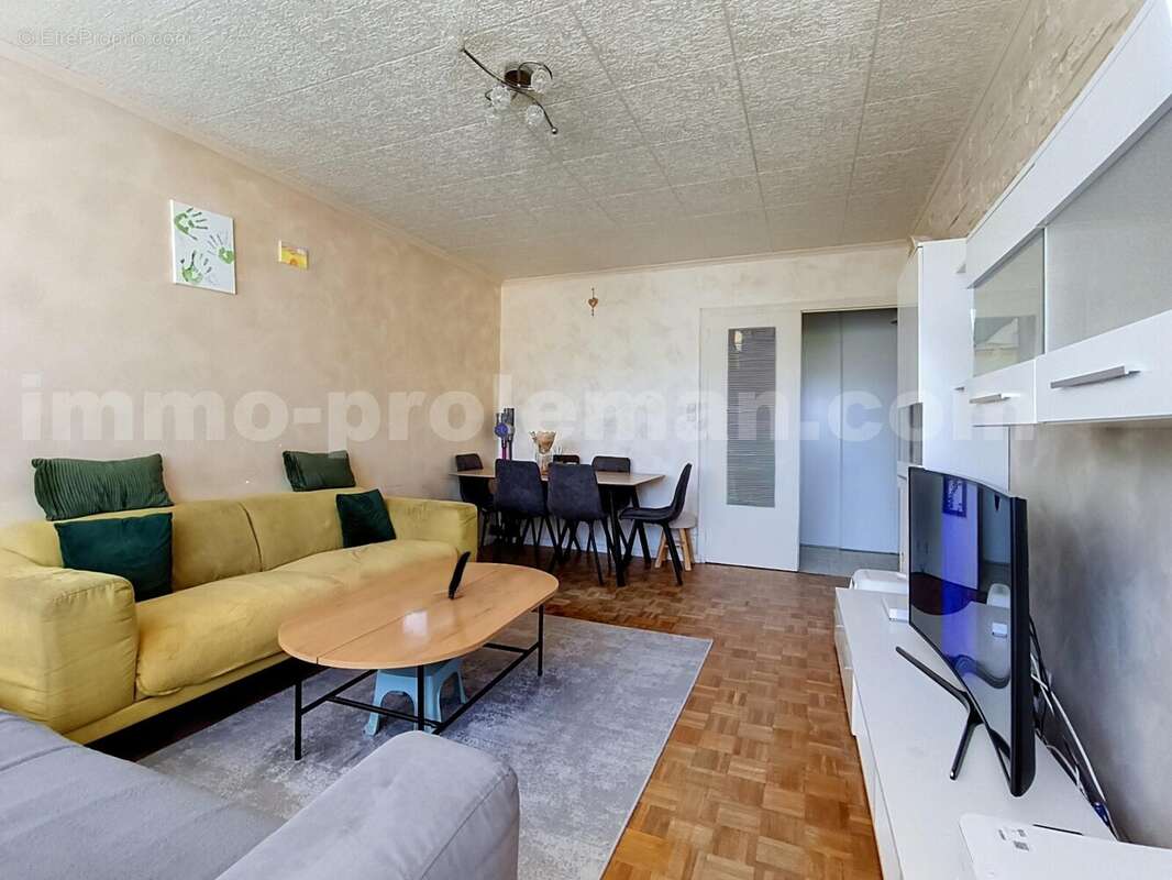 Appartement_T3bis_Bonneville_belle_superficie_prox_commerce_Salon_Séjour_