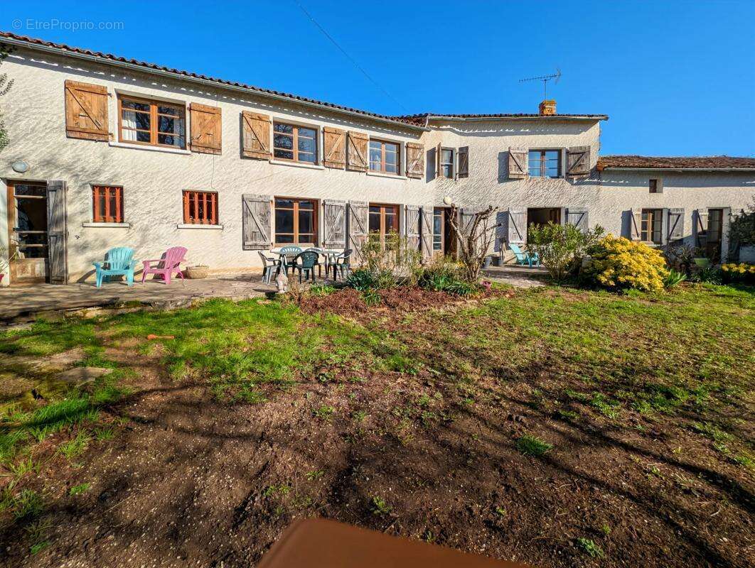 Maison à LES ADJOTS