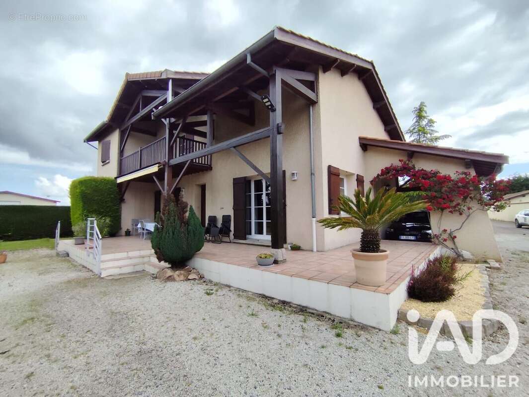 Maison 147 m² à Montrond-Les-Bains  - photo 2