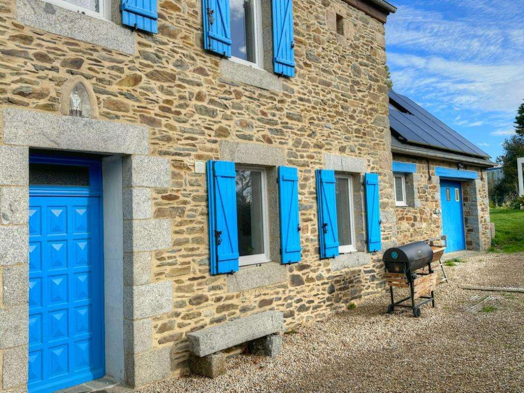 Maison à LA ROCHE-DERRIEN