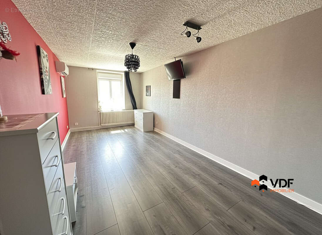 Maison 195 m² à Cordelle  - photo 7