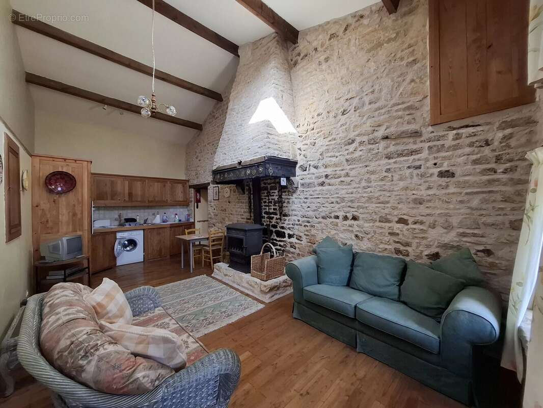 Maison à CLUSSAIS-LA-POMMERAIE