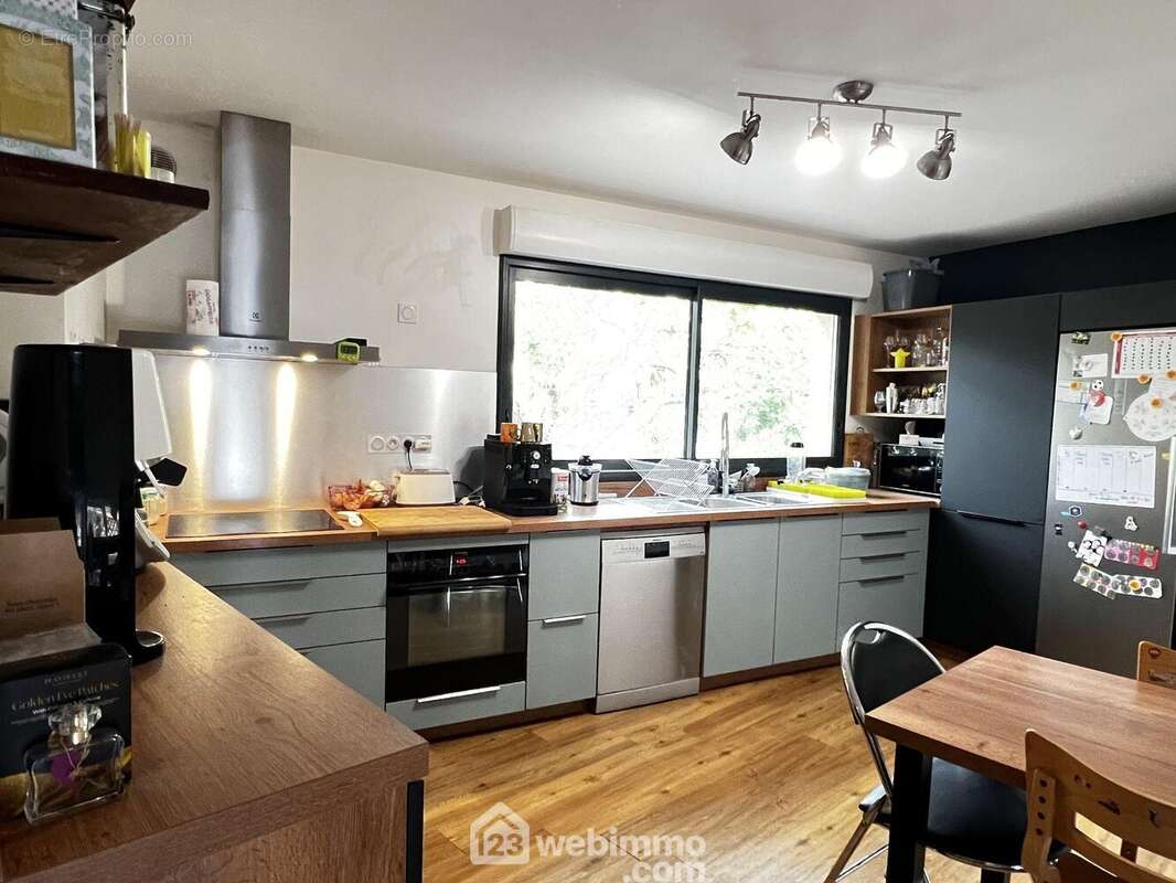 La cuisine, spacieuse, - Maison à CHOISY-LE-ROI