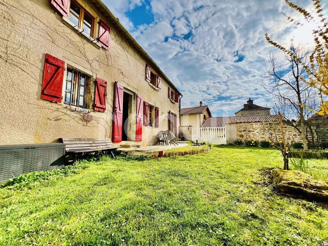 Maison à SAINT-CLEMENT-DE-REGNAT