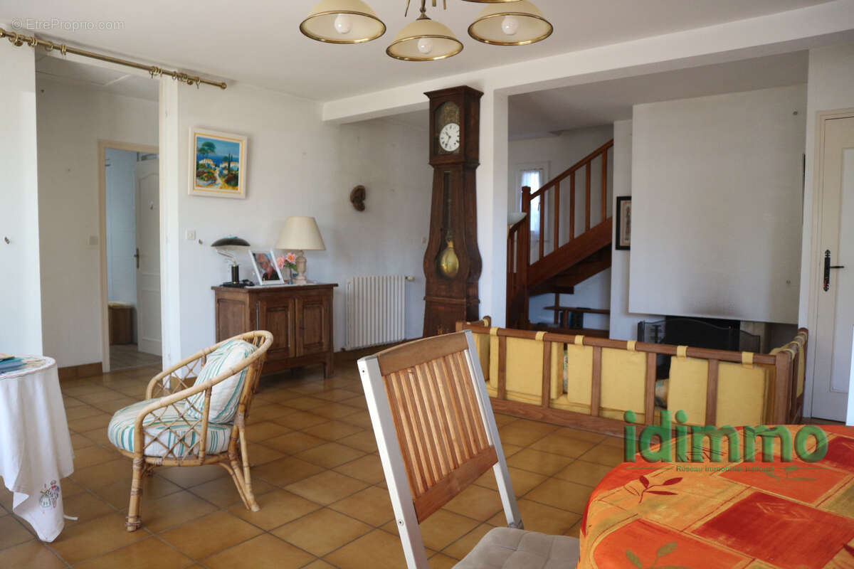 Magnifique maison de 220 m2,dans un lieu recherche, avec piscine sur un terrain de 610 m2. proche de royan. - photo 9