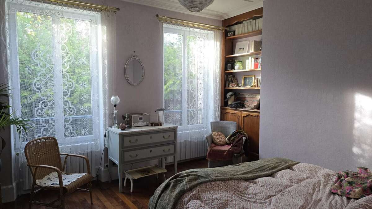 Maison à VENEUX-LES-SABLONS