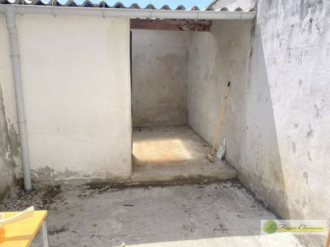 Maison 80 m² à Aigre  - photo 8