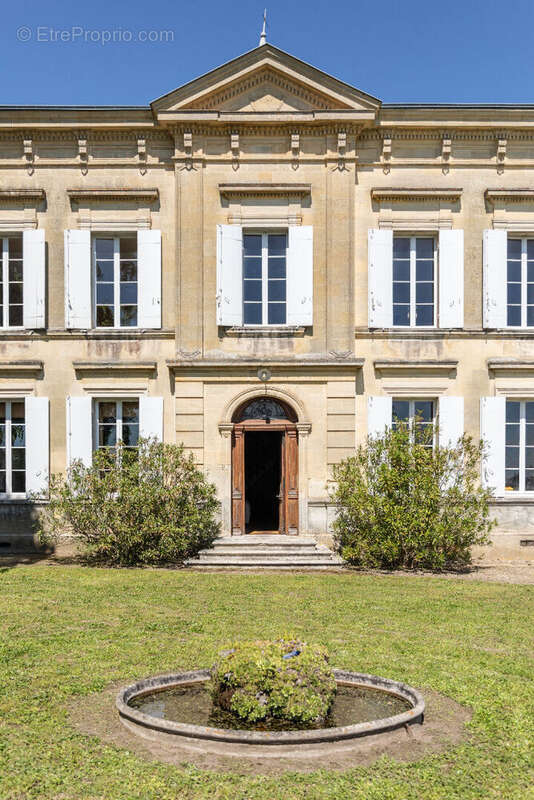 Maison à SAINT-CHRISTOPHE-DES-BARDES