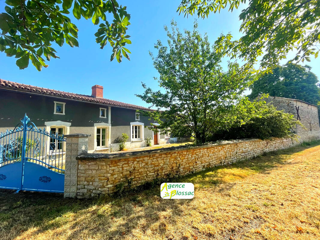 Fermette avec dependances - terrain 8402 m2 - photo 2