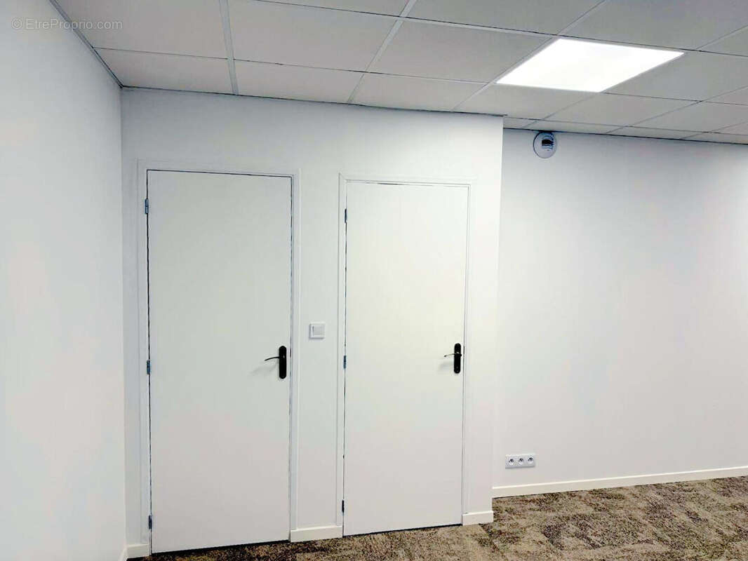 Commerce à LES CLAYES-SOUS-BOIS