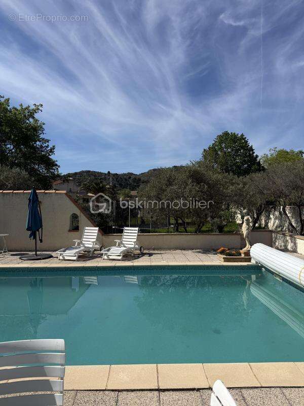 Propriété d'Exception - Quartier Résidentiel de PÉLISSANNE (DEPT13) - Villa Type 8 - 170 m2 - Terrain Arboré,Sécurisé - 1500M2 - - photo 2