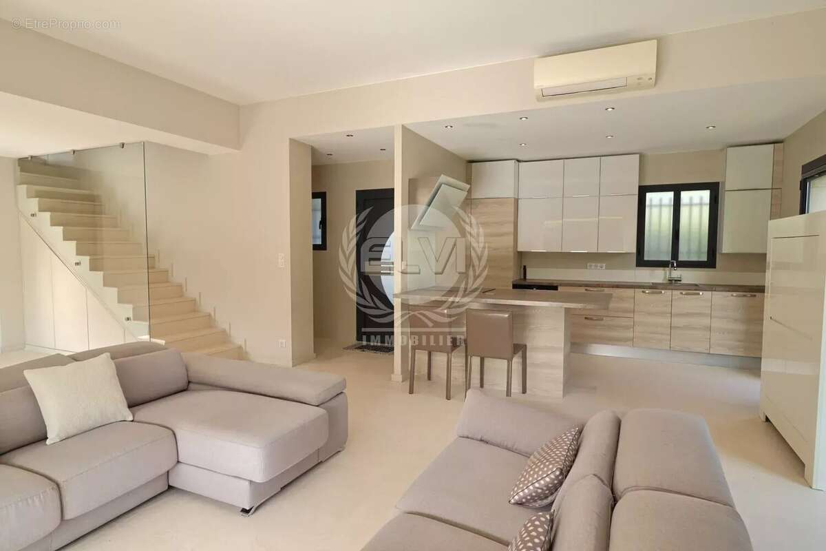 Maison à PLAN-DE-LA-TOUR