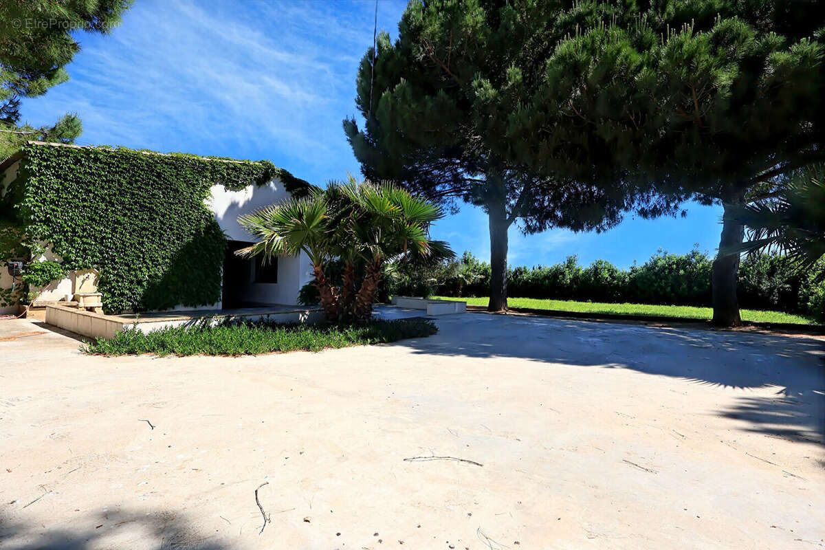 Maison à MAUGUIO
