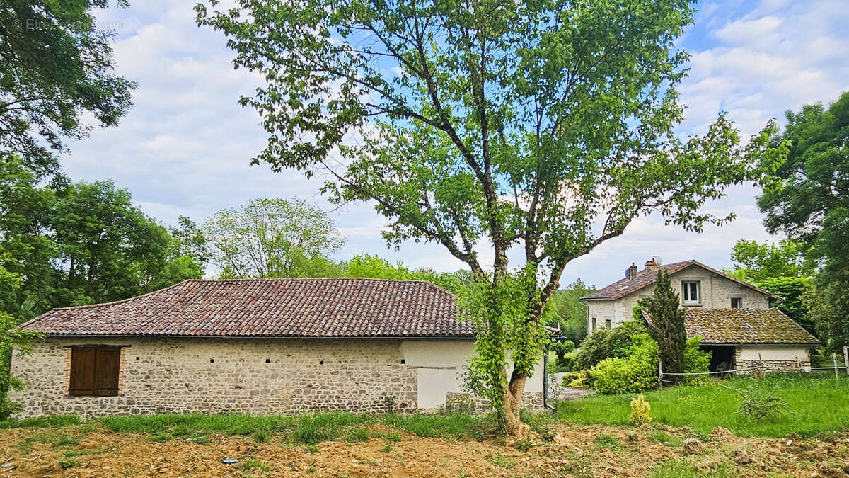 Grande maison, piscine et granges - photo 17