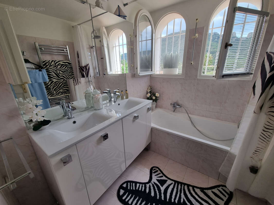 Limite mandelieu ville t4/t5 de 150m2 vue mer panoramique jardin entourant jacuzzi garage - photo 22