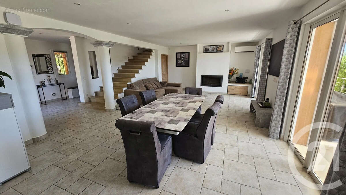 Maison à CHATEAUNEUF-GRASSE