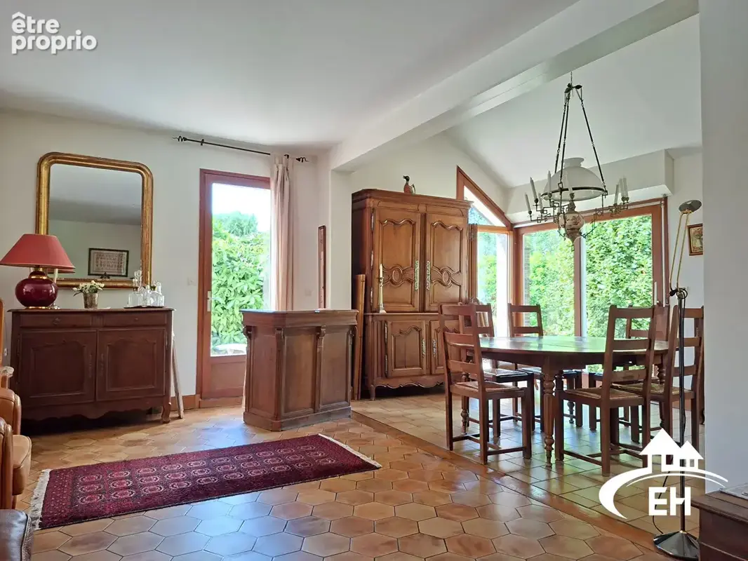 Maison d'architecte de 233 m² - Dépendance attenante de 60 m² - Terrain de 1 300 m² - photo 4