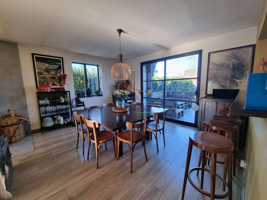 Maison 175 m² à Saint-Etienne-De-Montluc  - photo 2