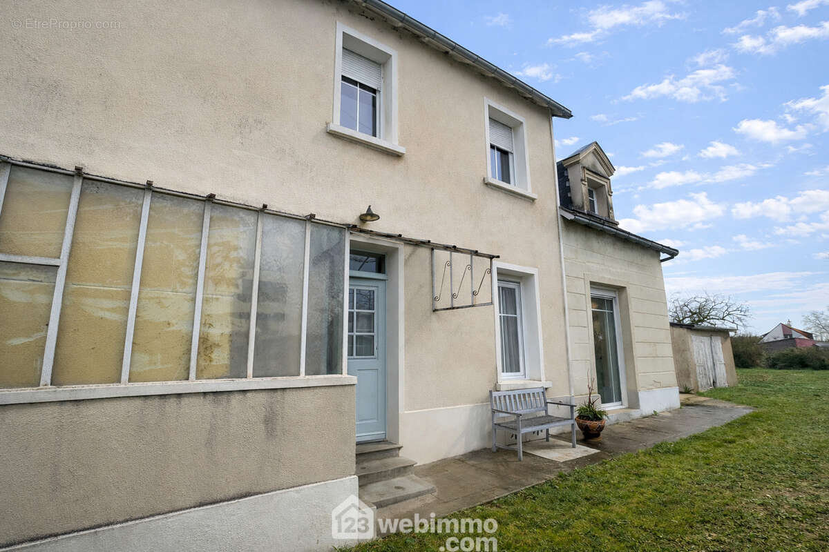 Maison, 100 m2 habitables sur terrain de 600 m2 environ. - Maison à CHATELLERAULT