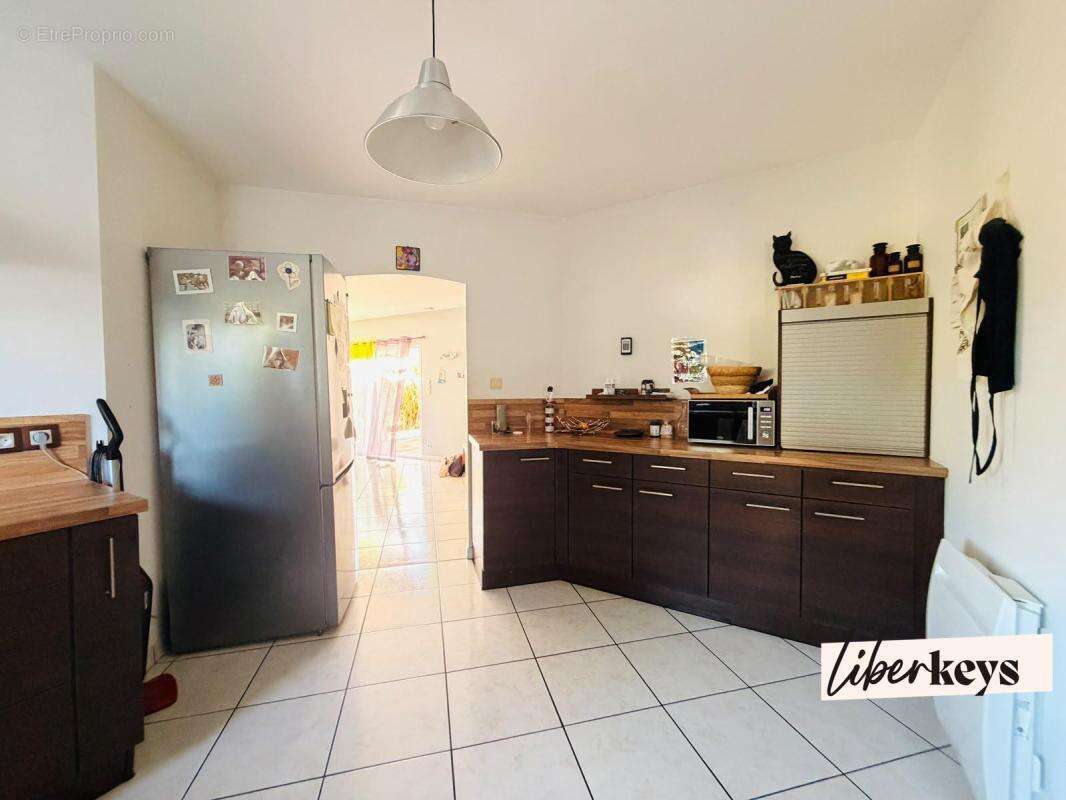 Maison familiale de plain-pied avec piscine, double garage et prestations énergétiques de qualité – Terrain arboré de 1 812 m² - photo 12