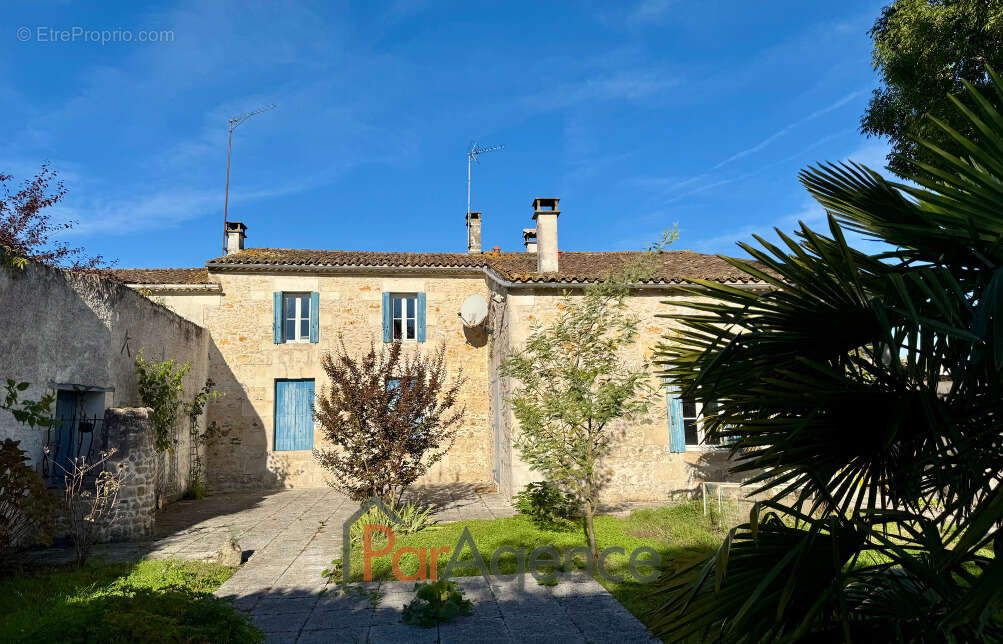 Maison à CHAILLEVETTE