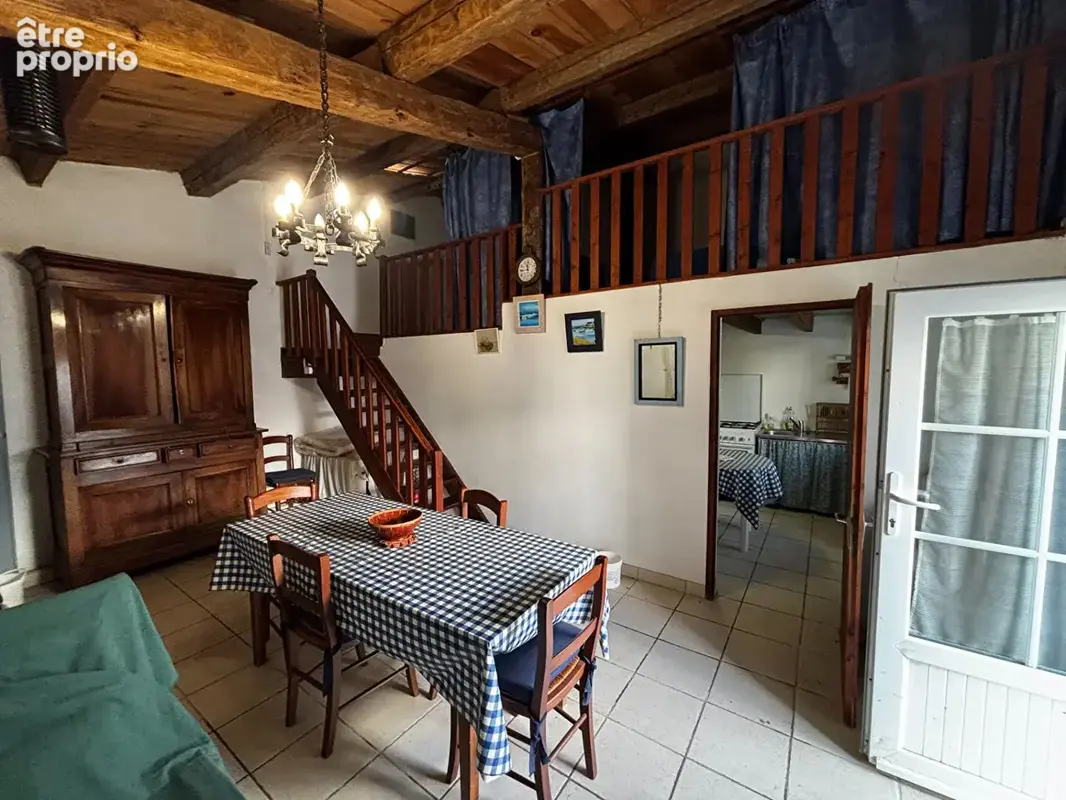 Ensemble de charme à rénover avec fort potentiel, au coeur du village - photo 7